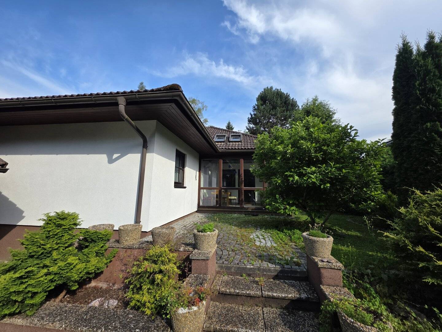 Top maintained bungalow with idyllic garden