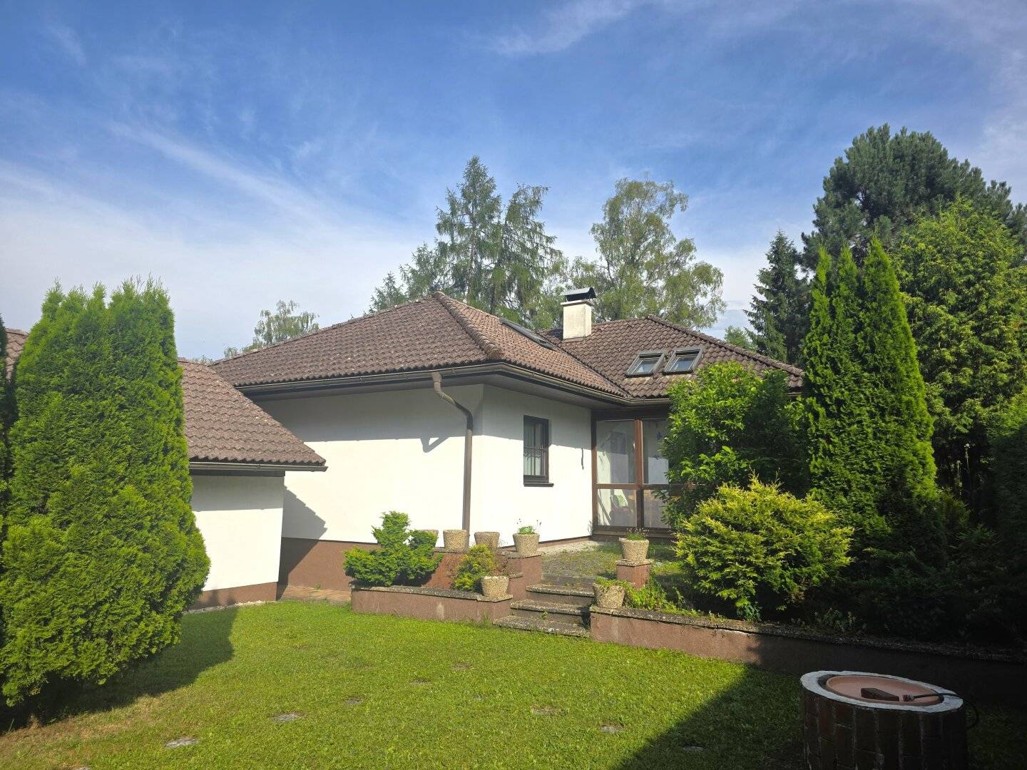 Top maintained bungalow with idyllic garden