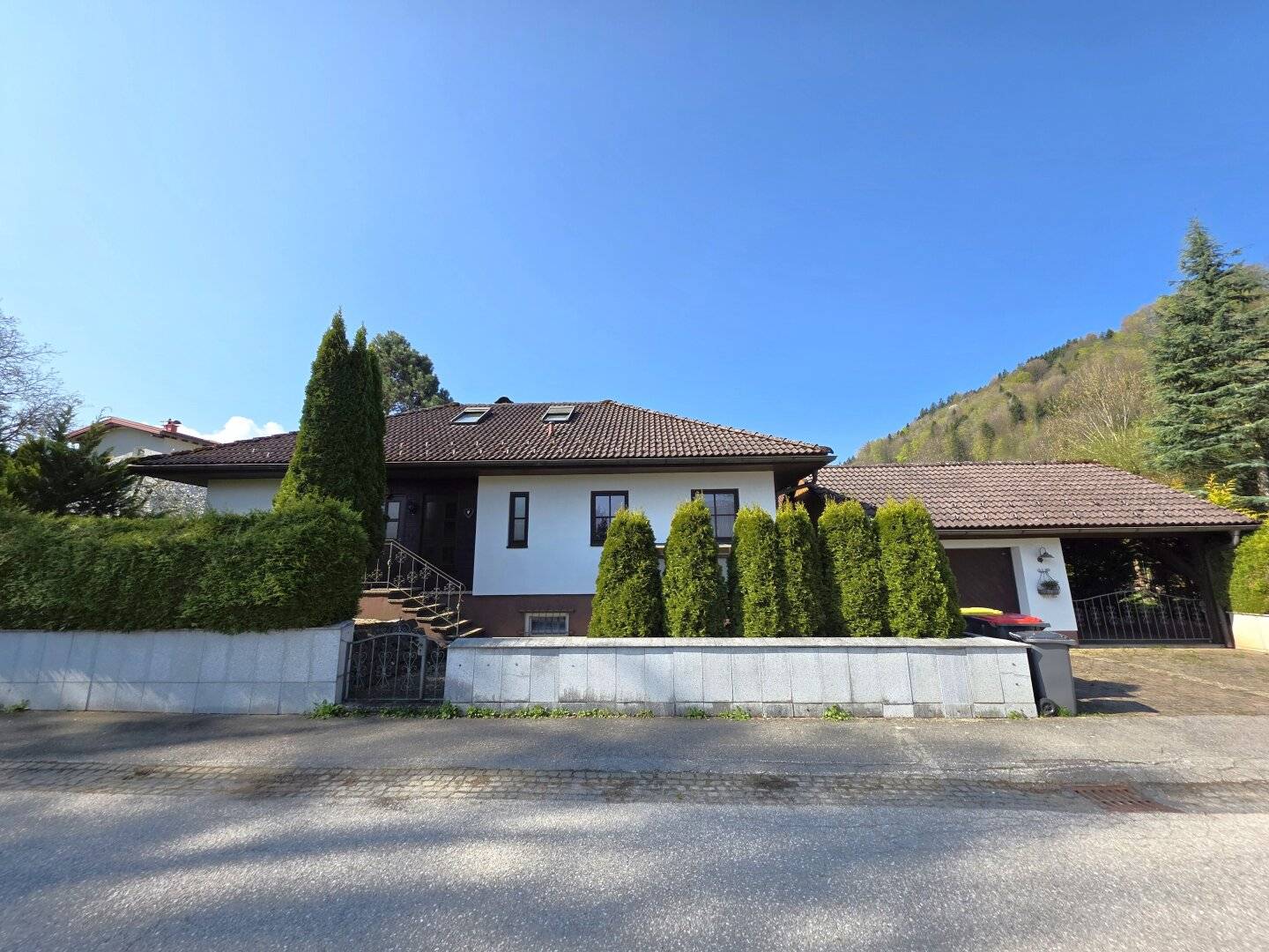 Top maintained bungalow with idyllic garden