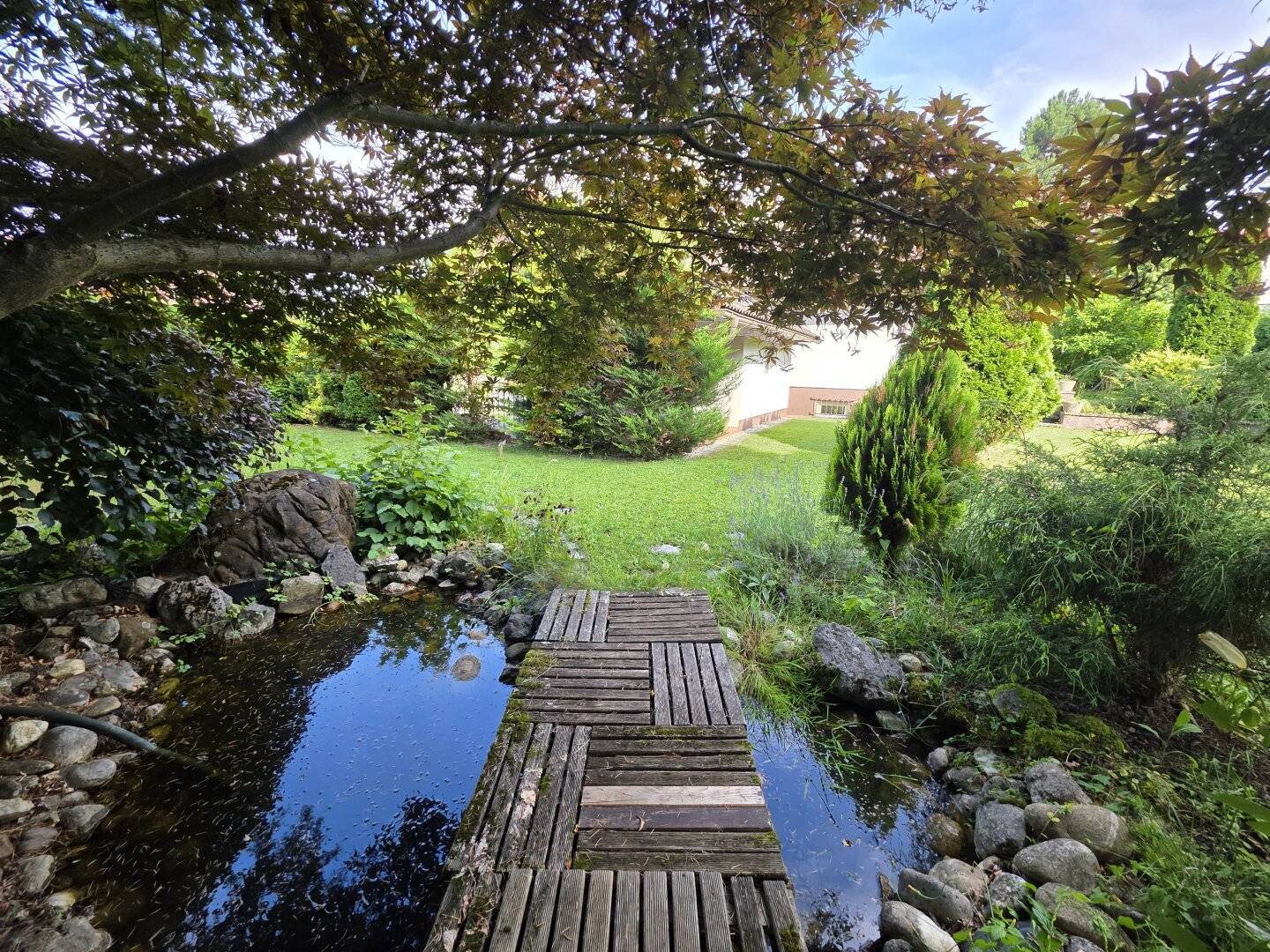 Top maintained bungalow with idyllic garden