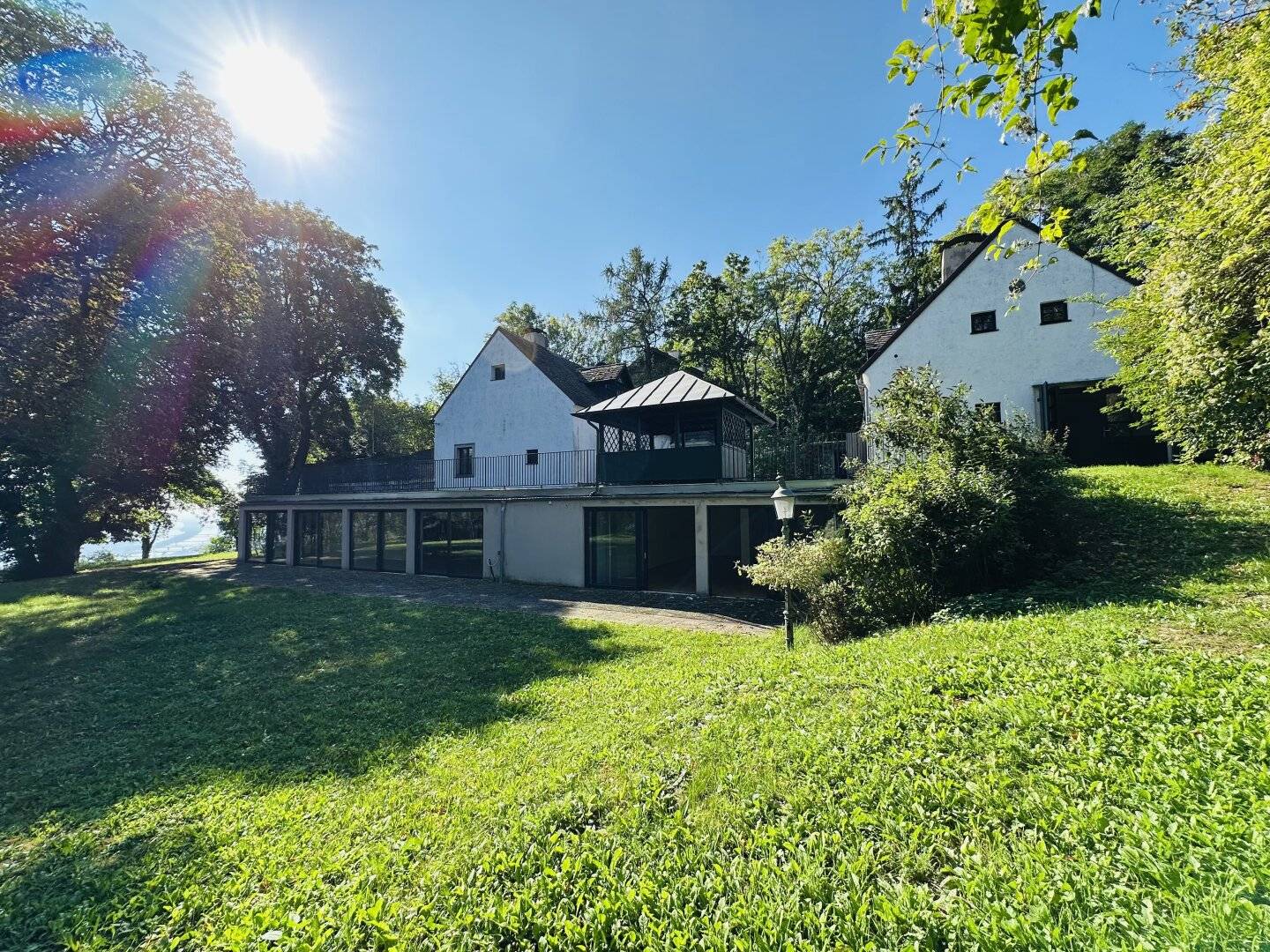 Approx. 3000 m² spacious and stylishly designed garden area with terraces, pavilion and exclusive retreat spaces, ideal backdrop for events, client meetings or outdoor staging