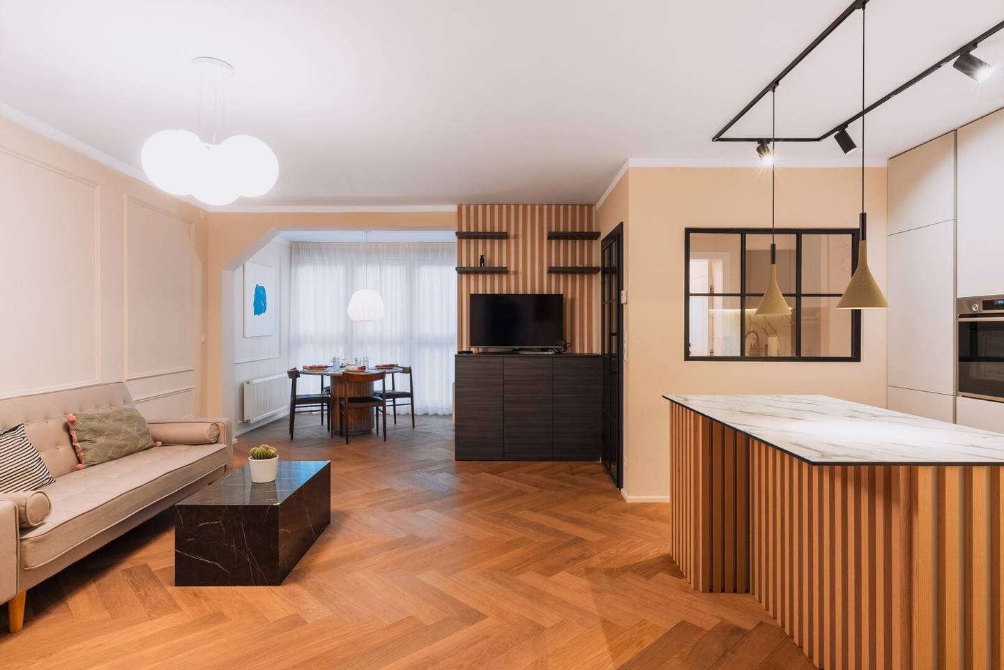 Charming Apartment with Parquet and Fitted Kitchen