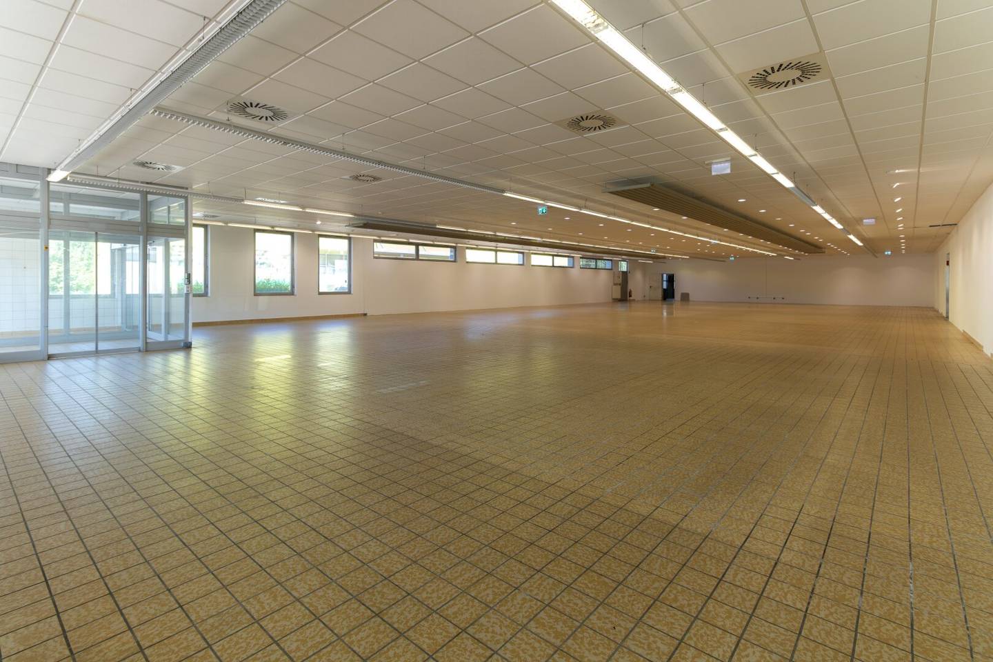 Versatile commercial property with parking for your business idea in Wörgl