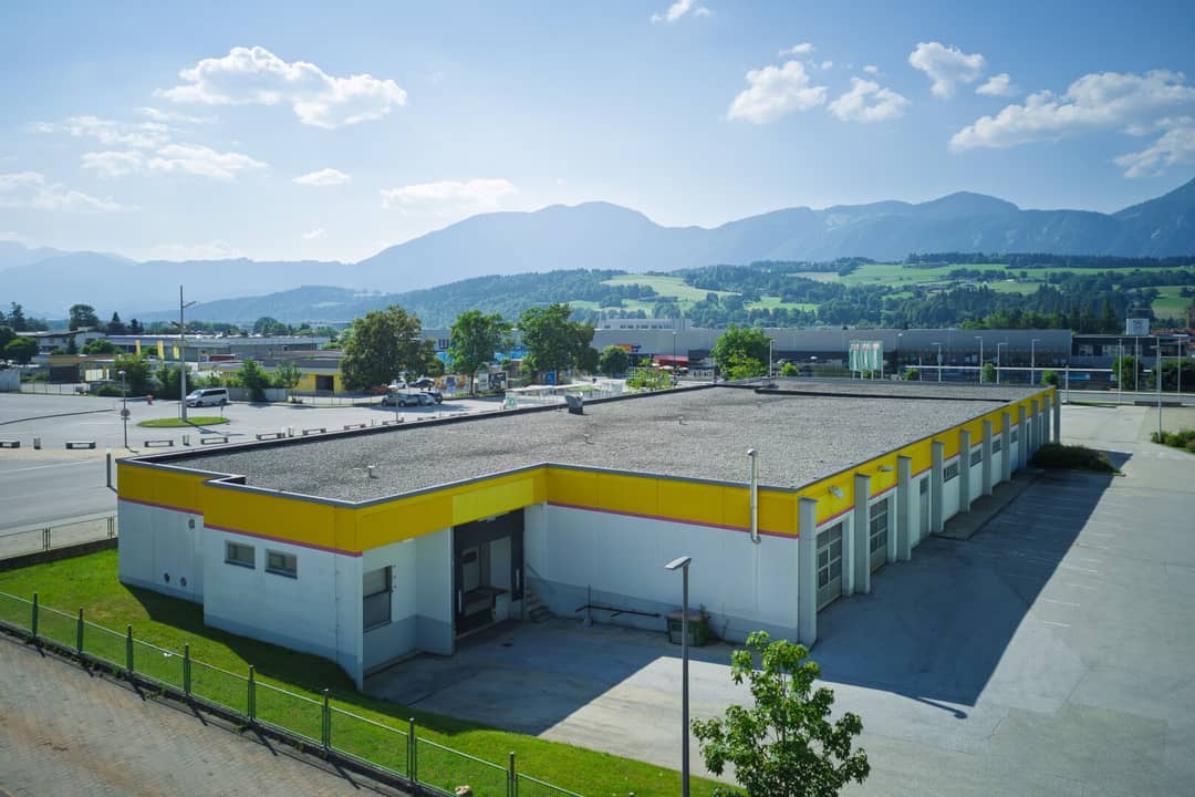 Gewerbeimmobilie mit großzügigen Räumen und Parkplätzen in Wörgl