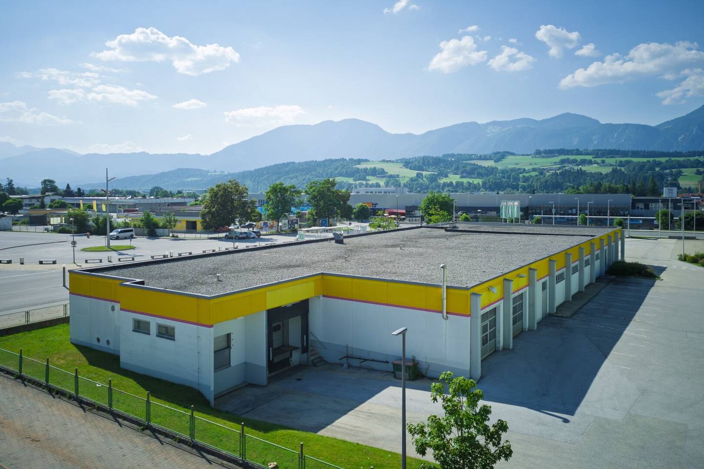 Versatile commercial property with parking for your business idea in Wörgl