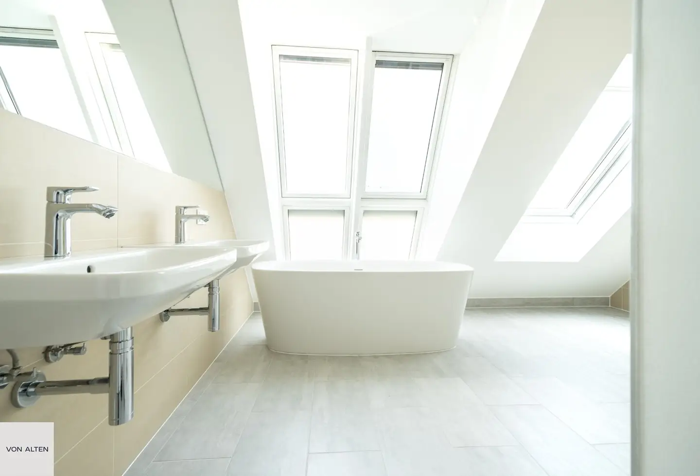 Erstbezugs-Dachgeschosswohnung auf einer Ebene mit großzügiger Terrasse, Privatlift & eigenem Zugang