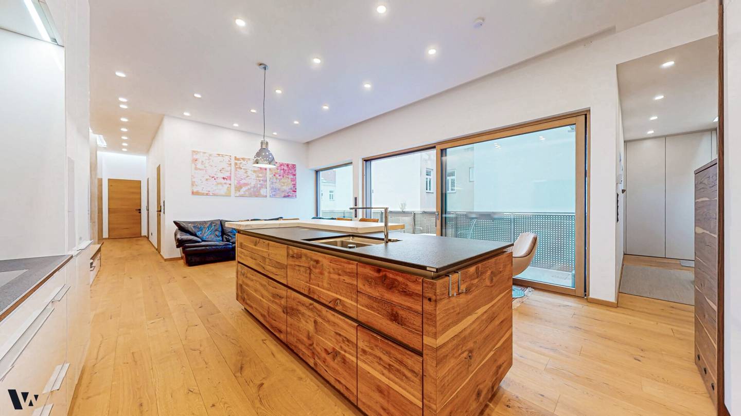 Top floor apartment with courtyard location and balcony