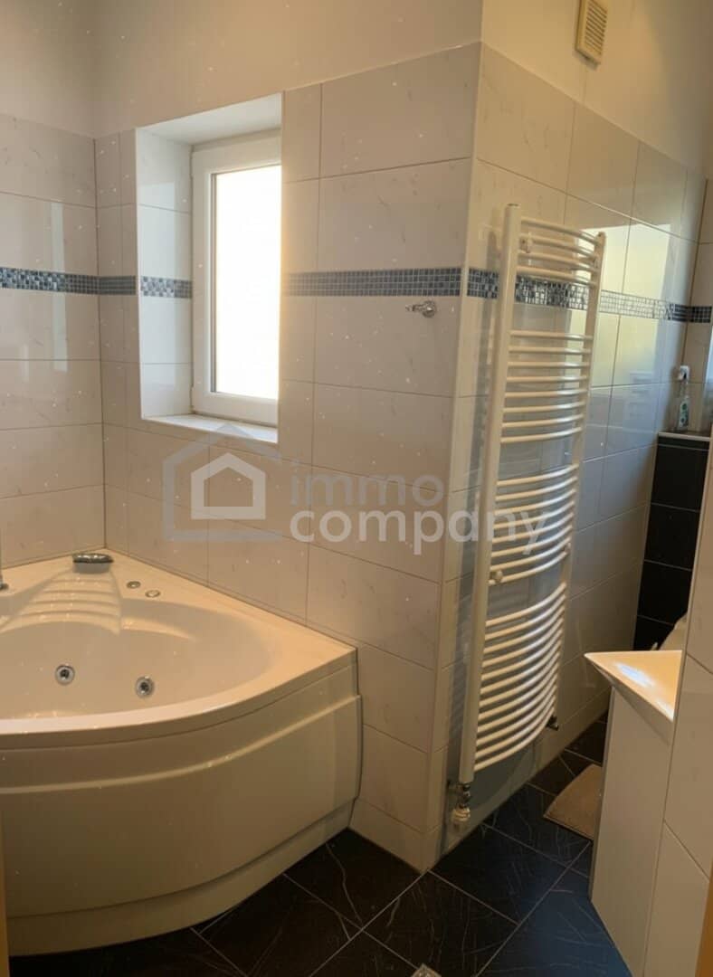 Einfamilienhaus mit Garten und Pool in ruhiger Lage