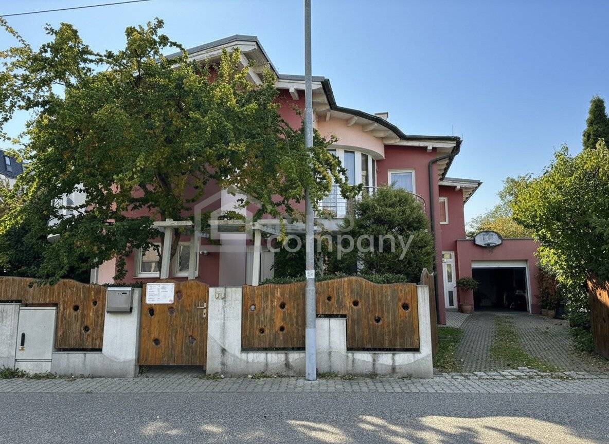 Einfamilienhaus mit Garten und Pool in ruhiger Lage