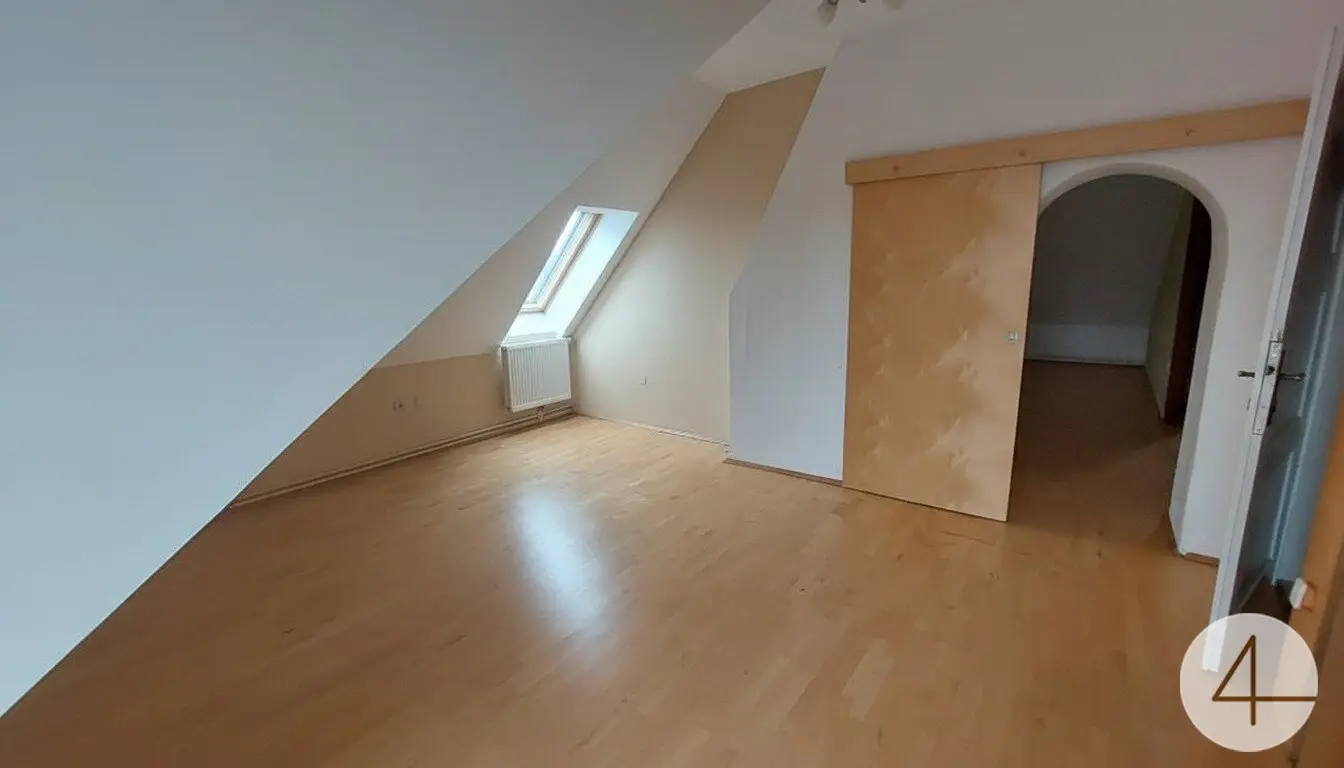 Wohnung near train station with balcony