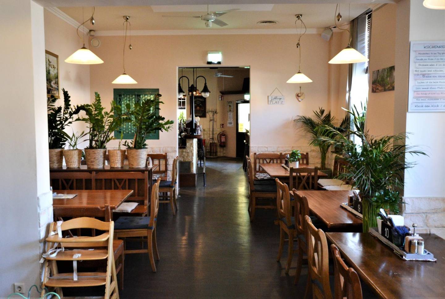 Gasthaus im 20. Bezirk Wien – Küche, Schanigarten, laufender Betrieb