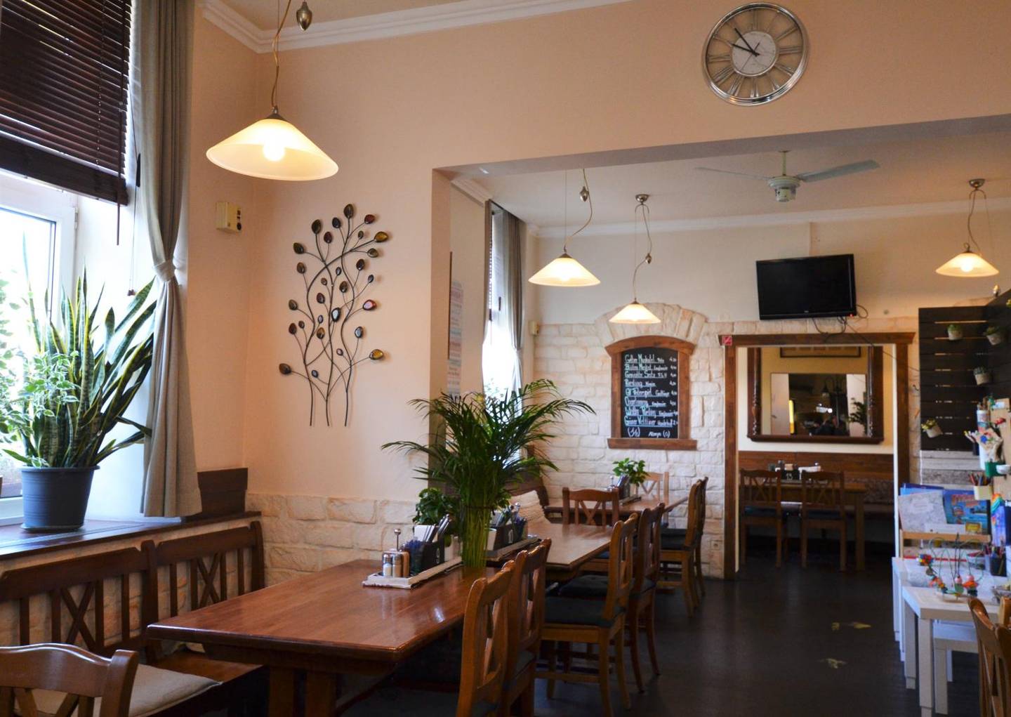 Gasthaus im 20. Bezirk Wien – Küche, Schanigarten, laufender Betrieb
