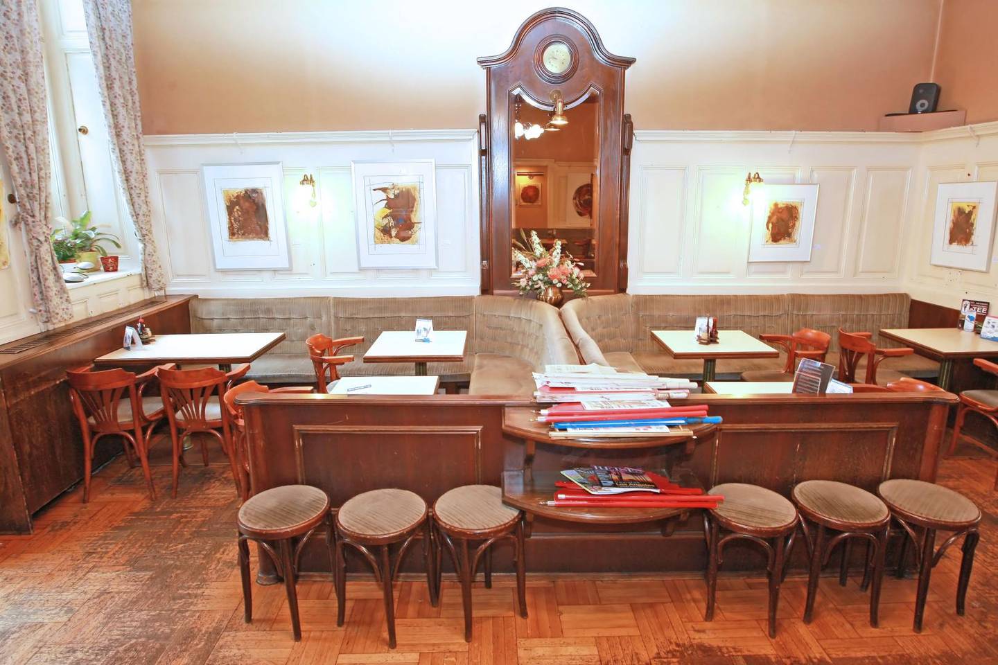 Wohnung central location with inner courtyard and outdoor seating area