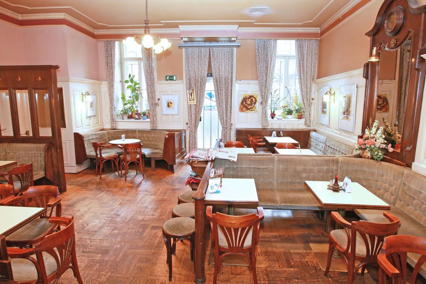 Wohnung central location with inner courtyard and outdoor seating area