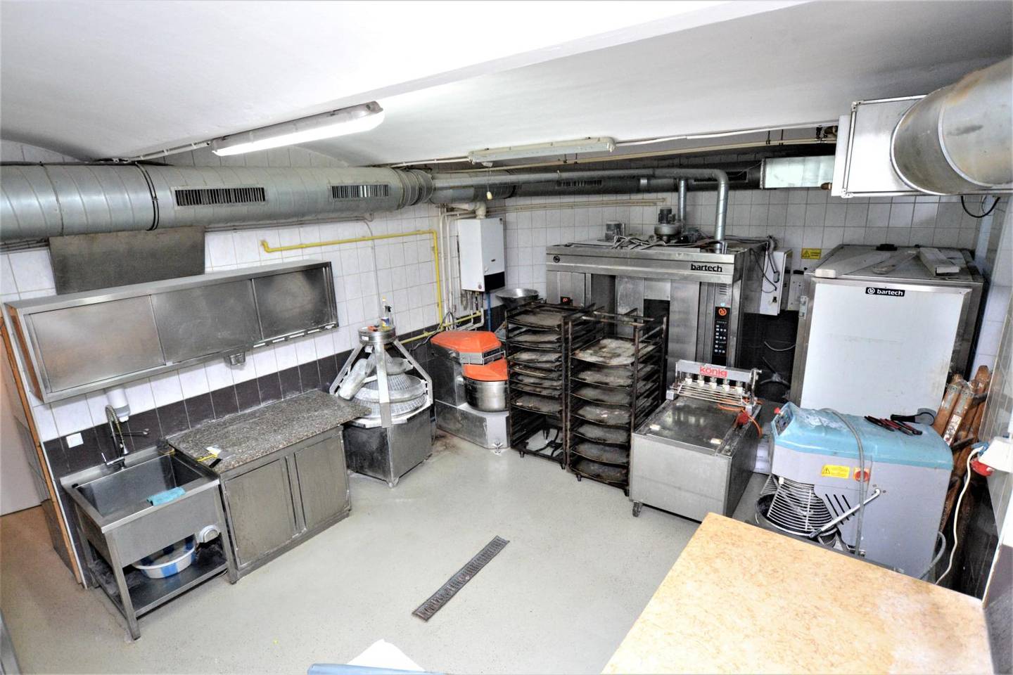 Apartment bakery open ended lease