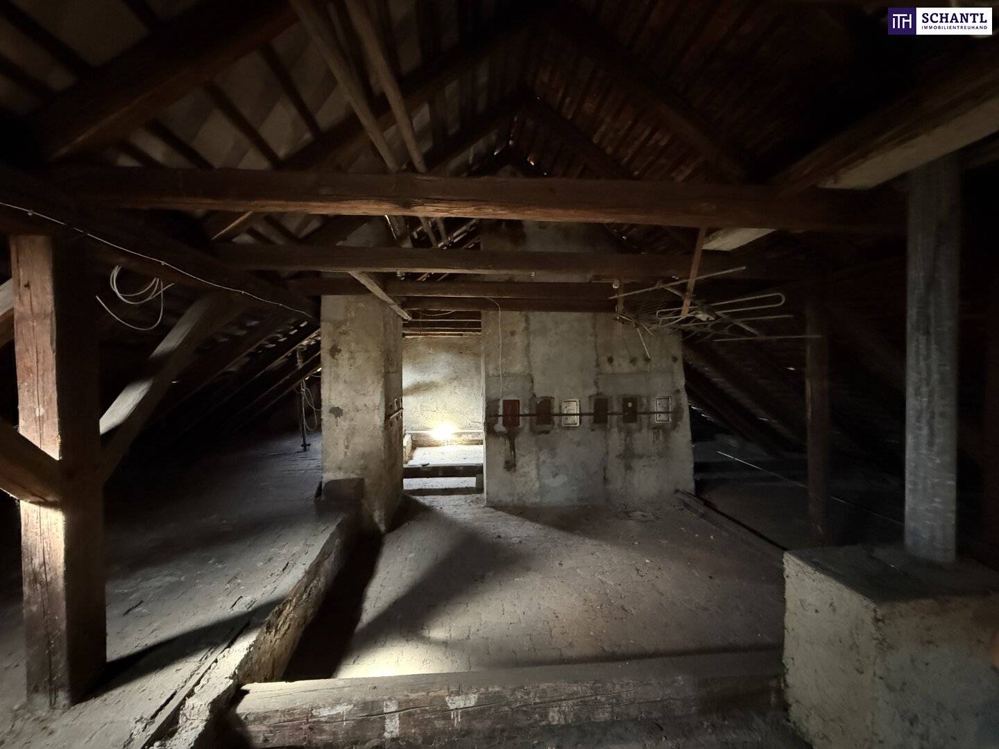 Dachgeschosswohnung mit Dachausbau ruhiger Lage