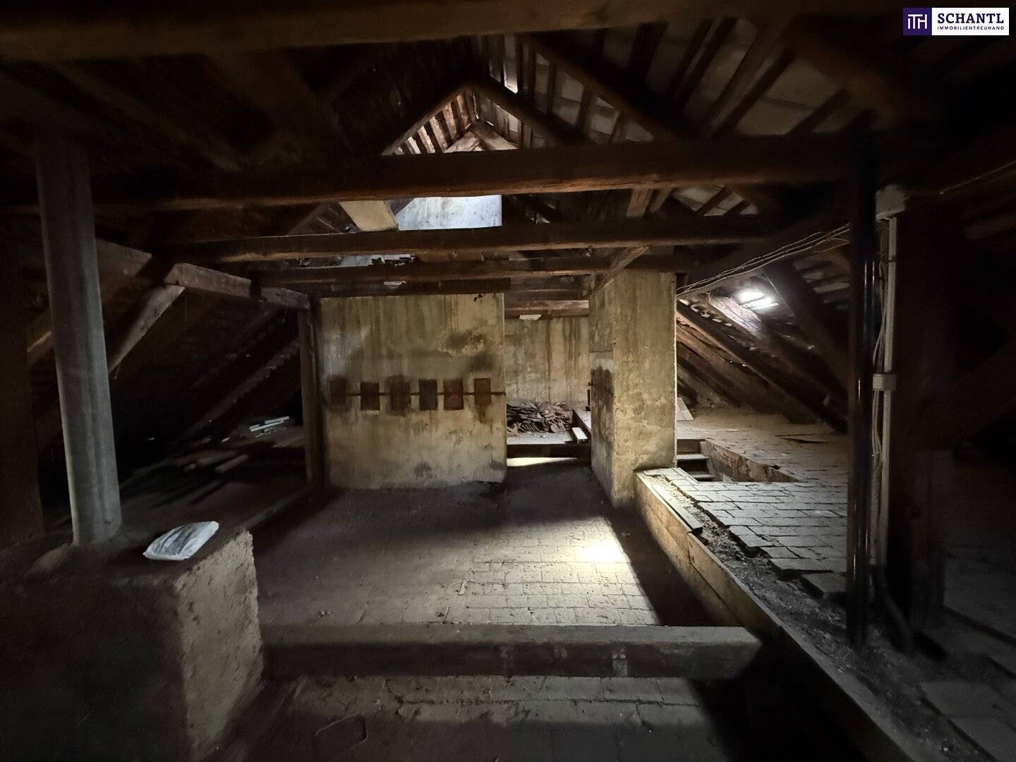 Dachgeschosswohnung mit Dachausbau ruhiger Lage