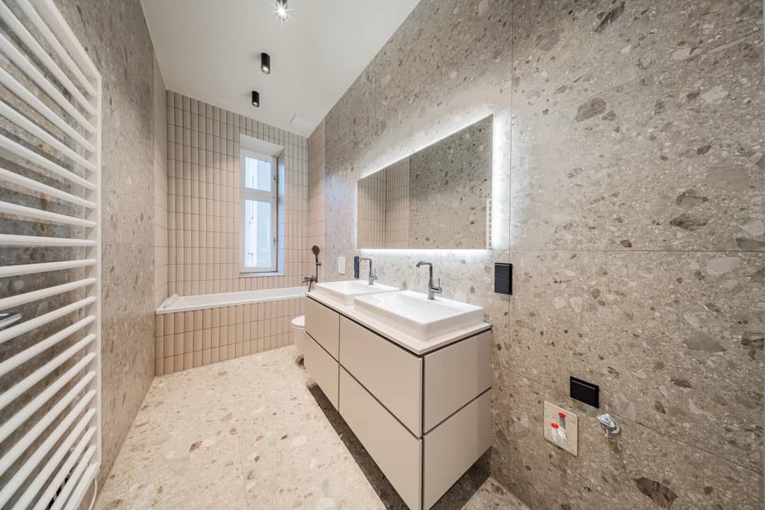 Badezimmer mit Fenster