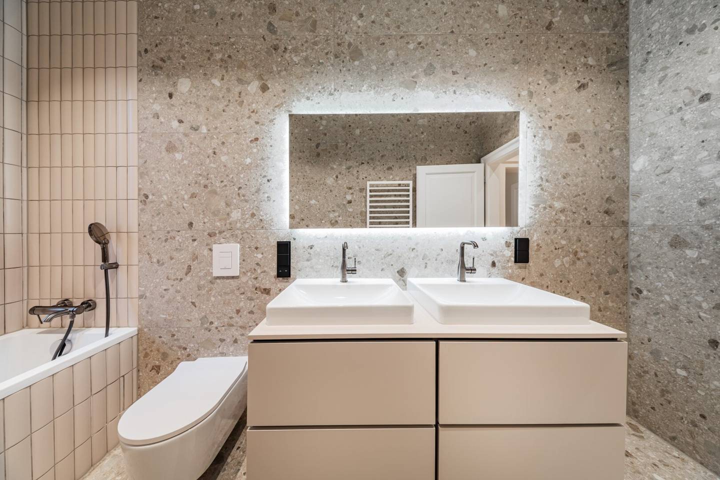 First occupancy near Alser Strasse and AKH! Very nice finishes! 2 bathrooms and 2 toilets? Wait - The original German title says 2 Bäder und 2 WC, which translates to 2 bathrooms and 2 WCs. However, the question requires a faithful translation without embellishment. The corrected English title is: First occupancy near Alser Strasse and AKH! Very nice finishes! 2 bathrooms and 2 toilets,