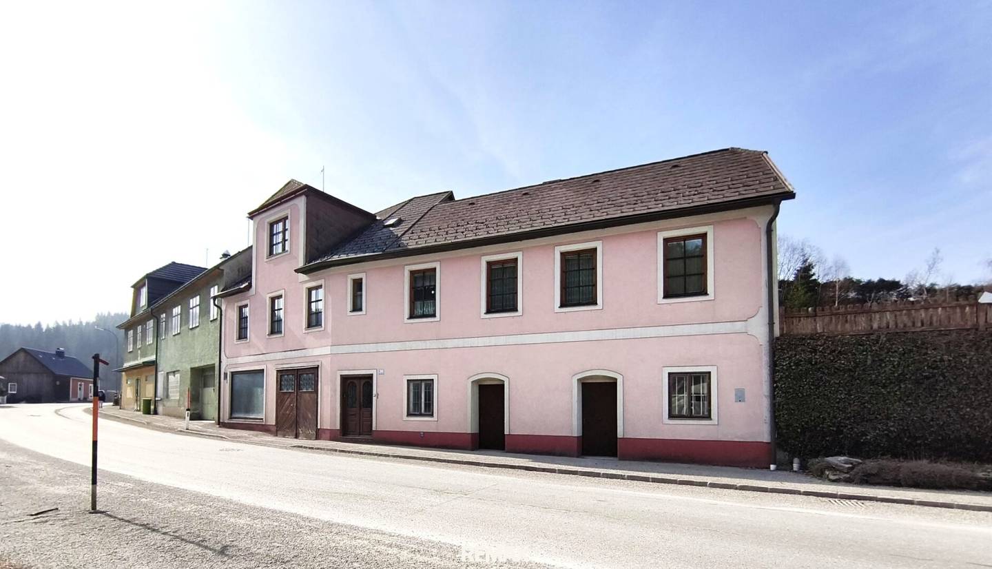 Mehrfamilienhaus mit bis zu 3 Wohneinheiten & Keller – zentral in Schönbach im Waldviertel