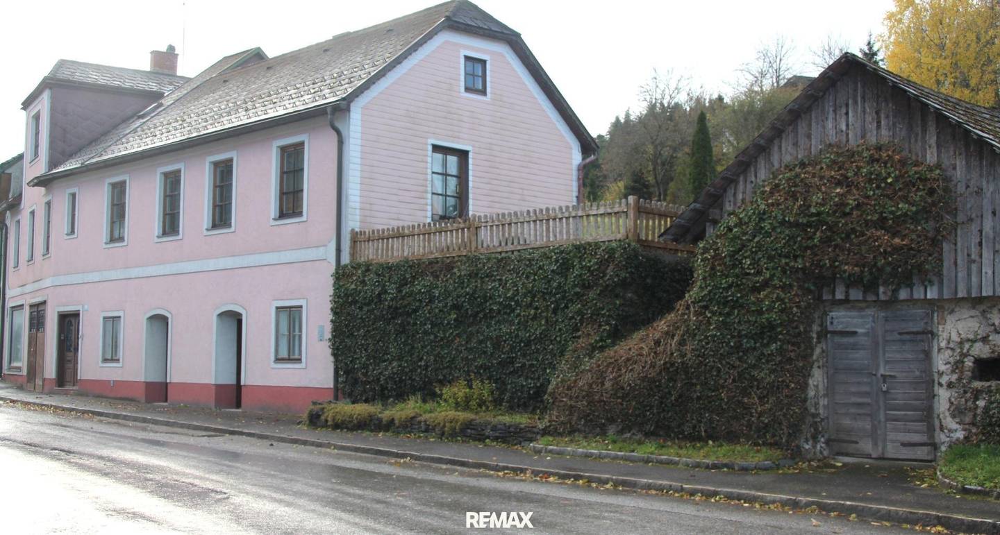 Mehrfamilienhaus mit bis zu 3 Wohneinheiten & Keller – zentral in Schönbach im Waldviertel