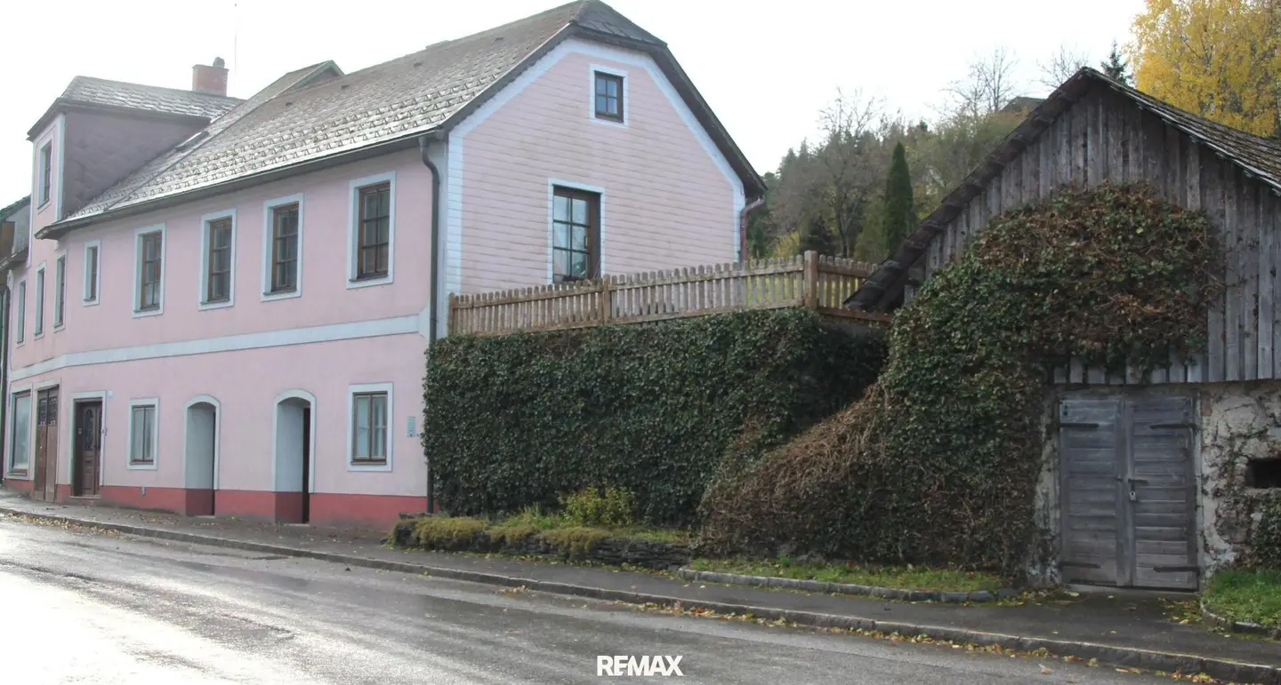 Multi family house with 3 residential units and cellar, central in Schönbach in the Waldviertel