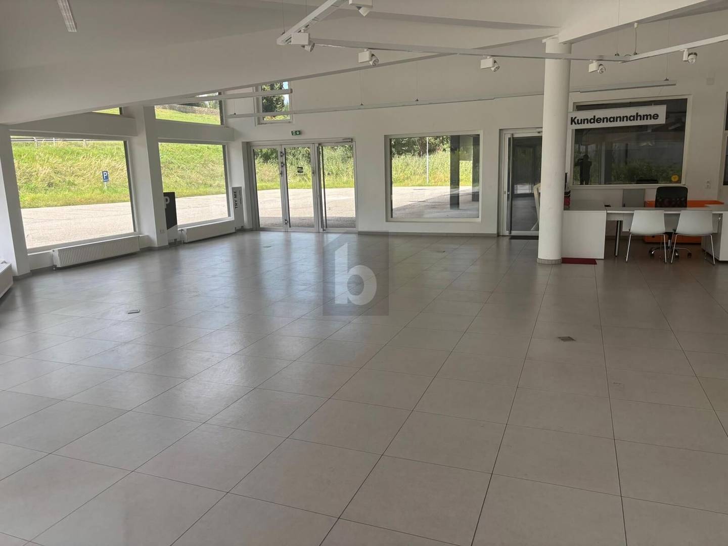 Vielseitig nutzbare Wohnung auf großem Grundstück