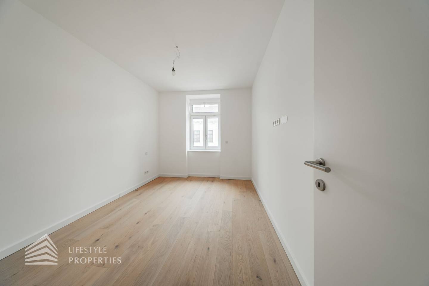 First occupancy apartment with balcony near Aumannplatz