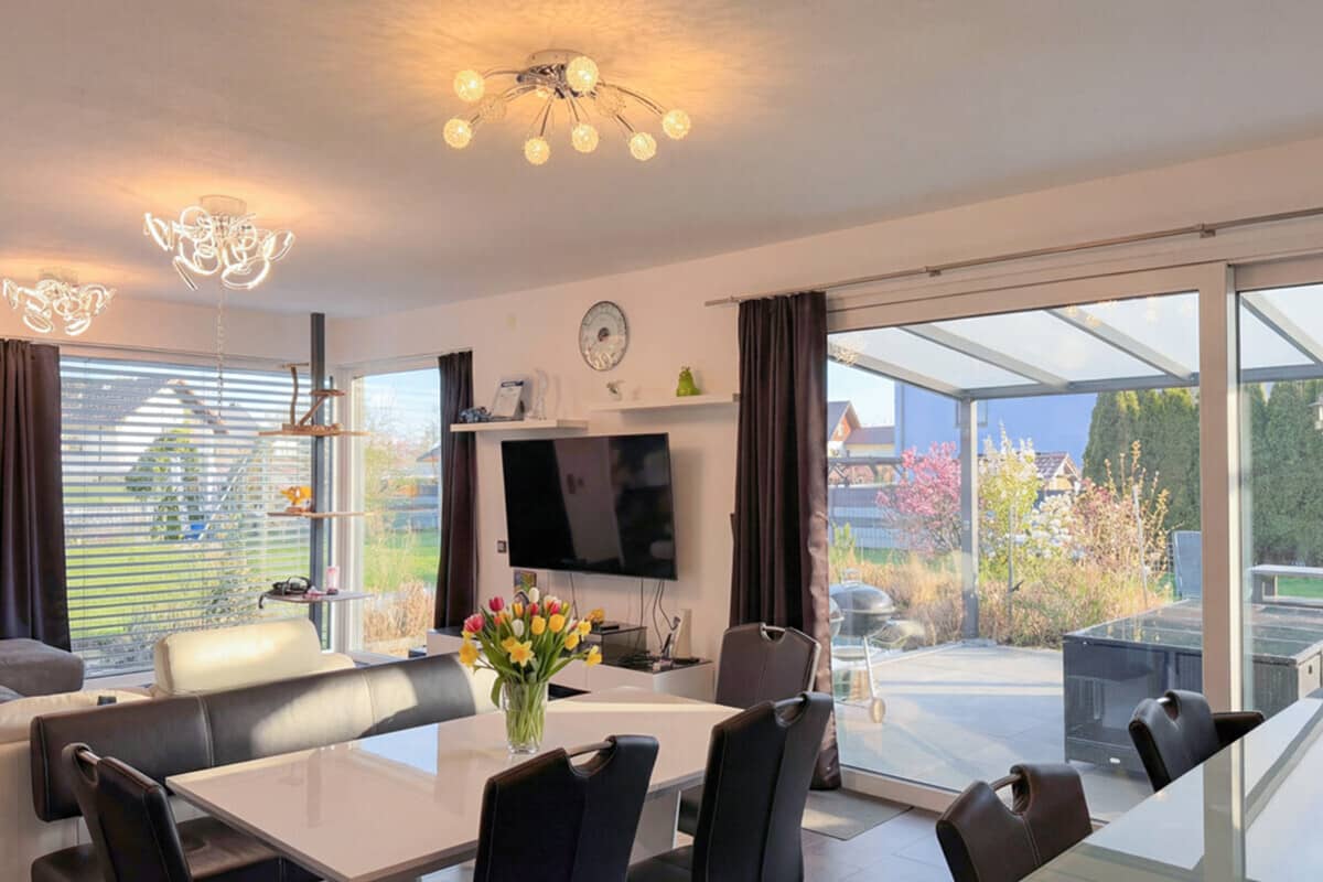 Modernes Einfamilienhaus mit großem Garten, Sauna und Doppelgarage in ruhiger Lage