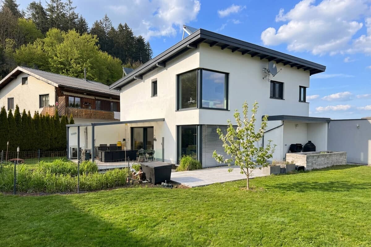 Modernes Einfamilienhaus mit großem Garten, Sauna und Doppelgarage in ruhiger Lage
