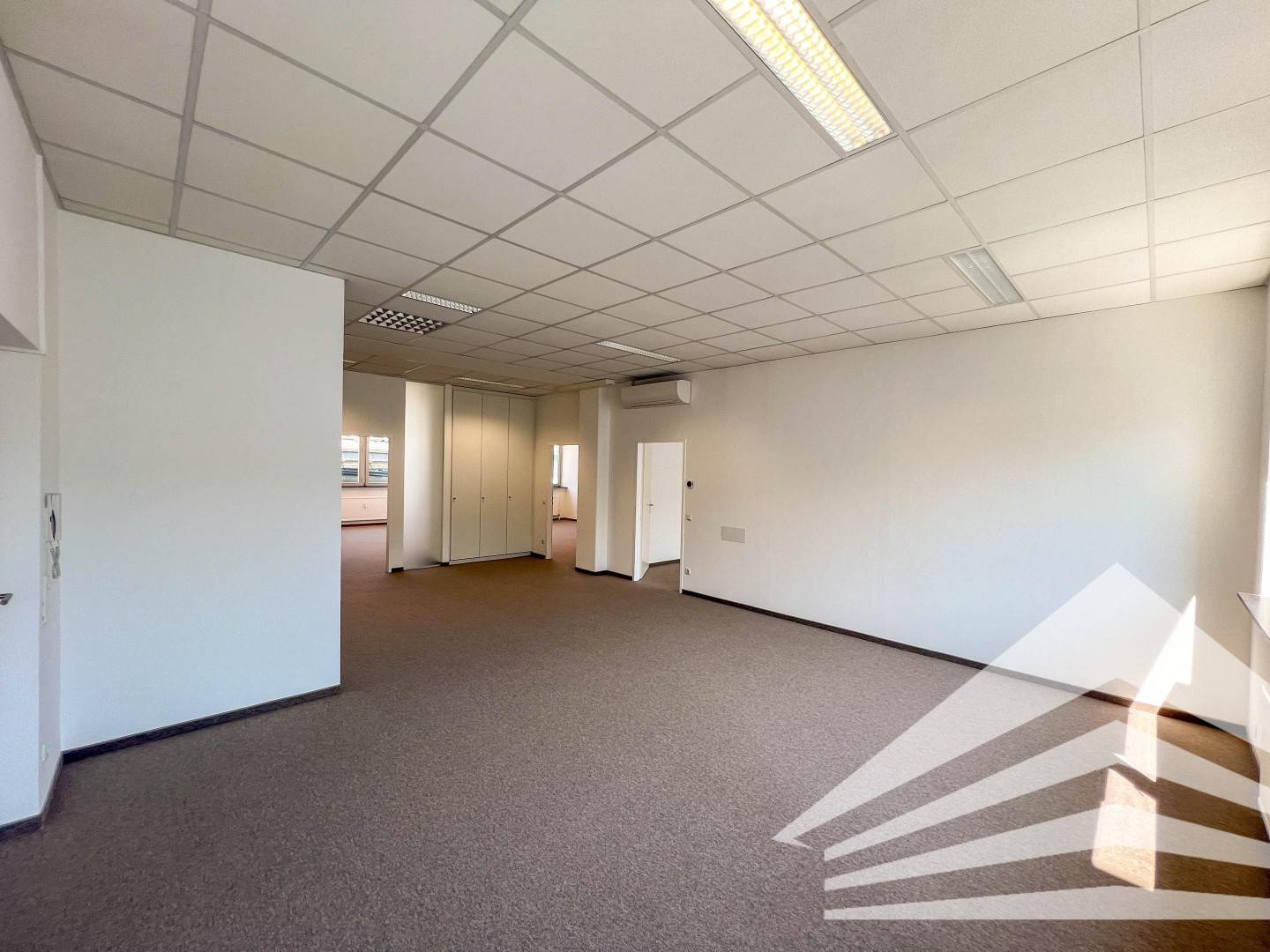 Neu saniertes Büro mit Klimaanlage in Bahnhofsnähe! Parkplätze!