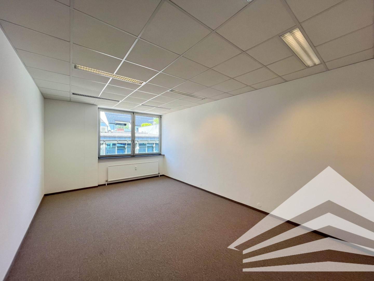 Neu saniertes Büro mit Klimaanlage in Bahnhofsnähe! Parkplätze!