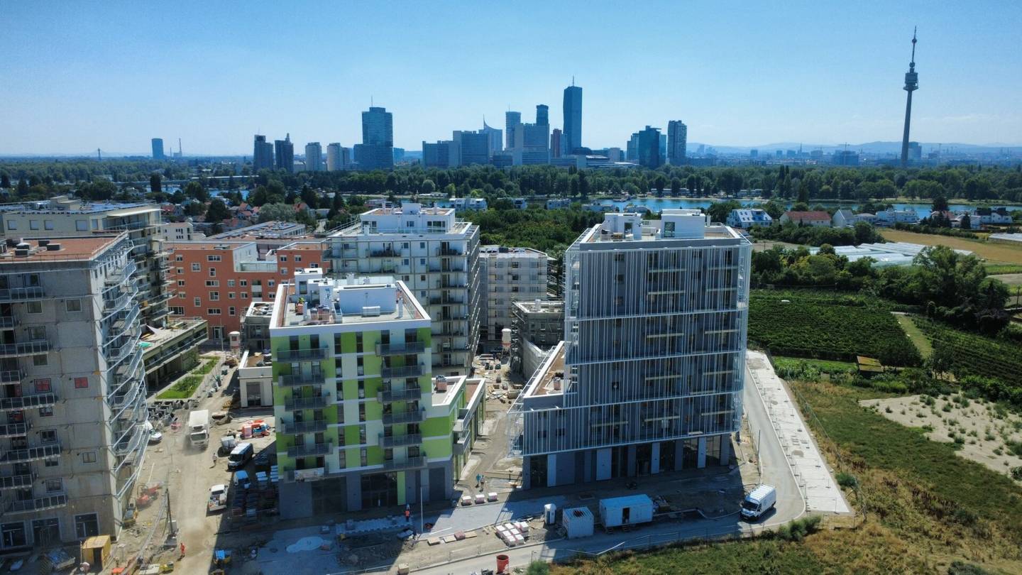 COMMISSION-FREE - THE WATERFRONT CURIOSITY - 2-Bedroom Apartment with Balcony near the Old Danube