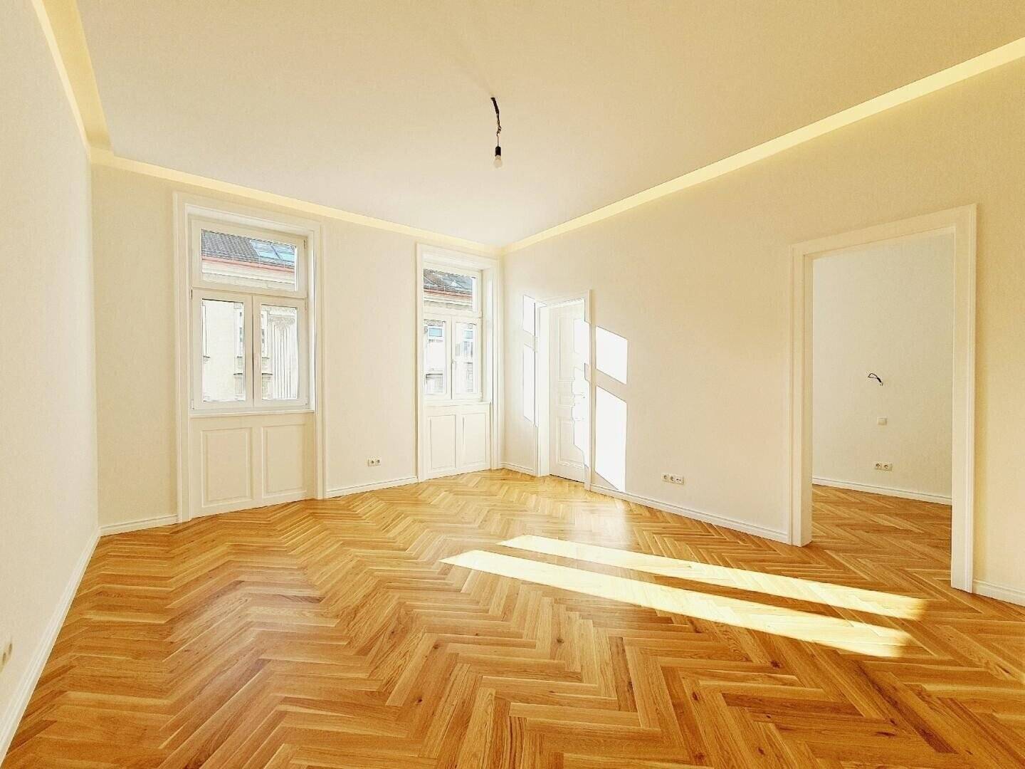 NEW In need of full renovation historic building charm and prime location 2.5-room gem by Ebner-Eschenbach-Park and Aumann Platz