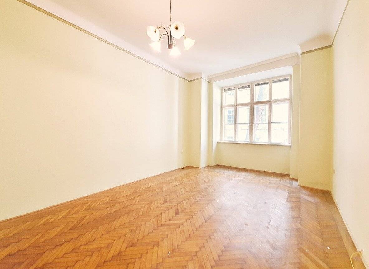NEW In need of full renovation historic building charm and prime location 2.5-room gem by Ebner-Eschenbach-Park and Aumann Platz