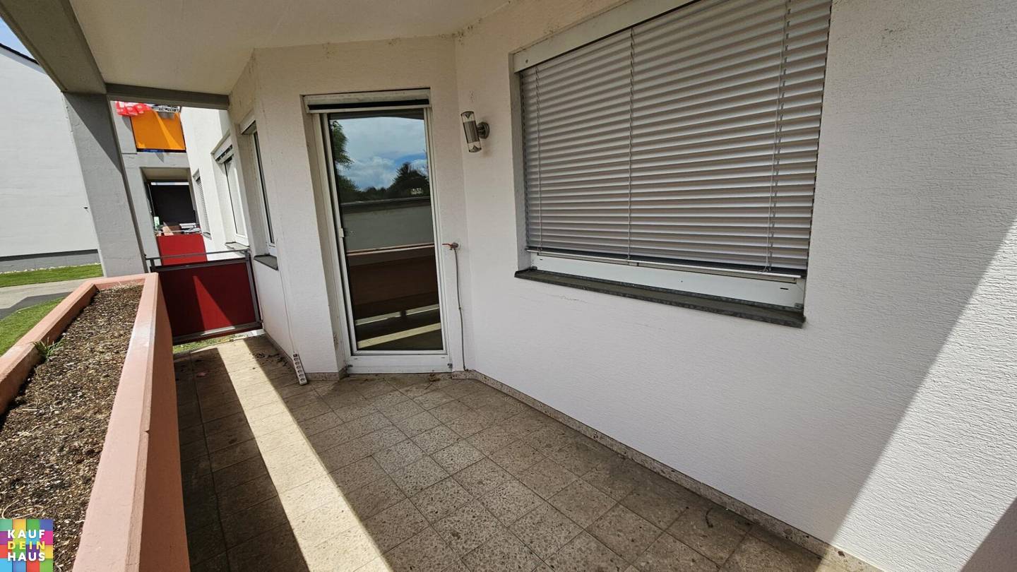 Spacious apartment with balcony and carport