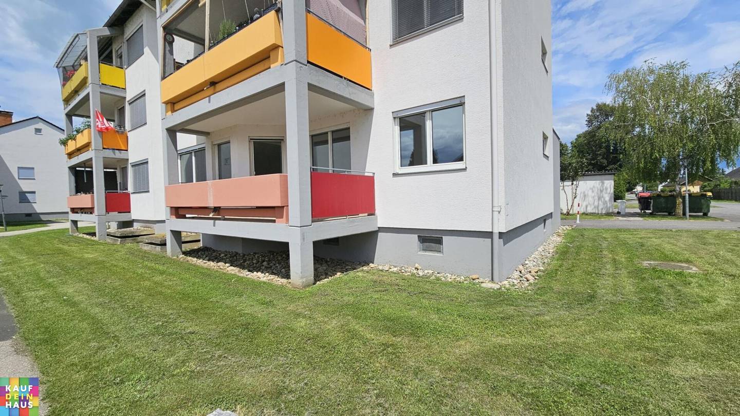 Spacious apartment with balcony and carport