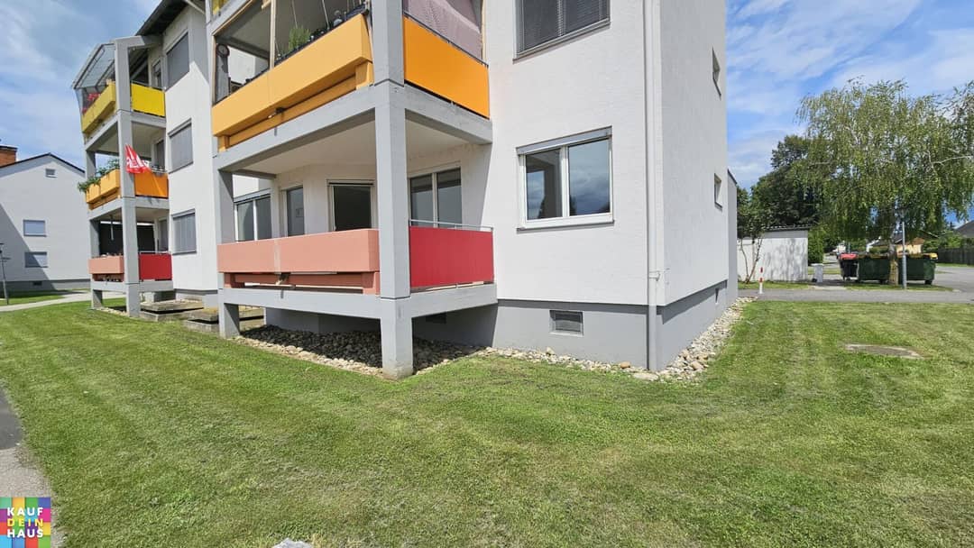 Spacious apartment with balcony and carport