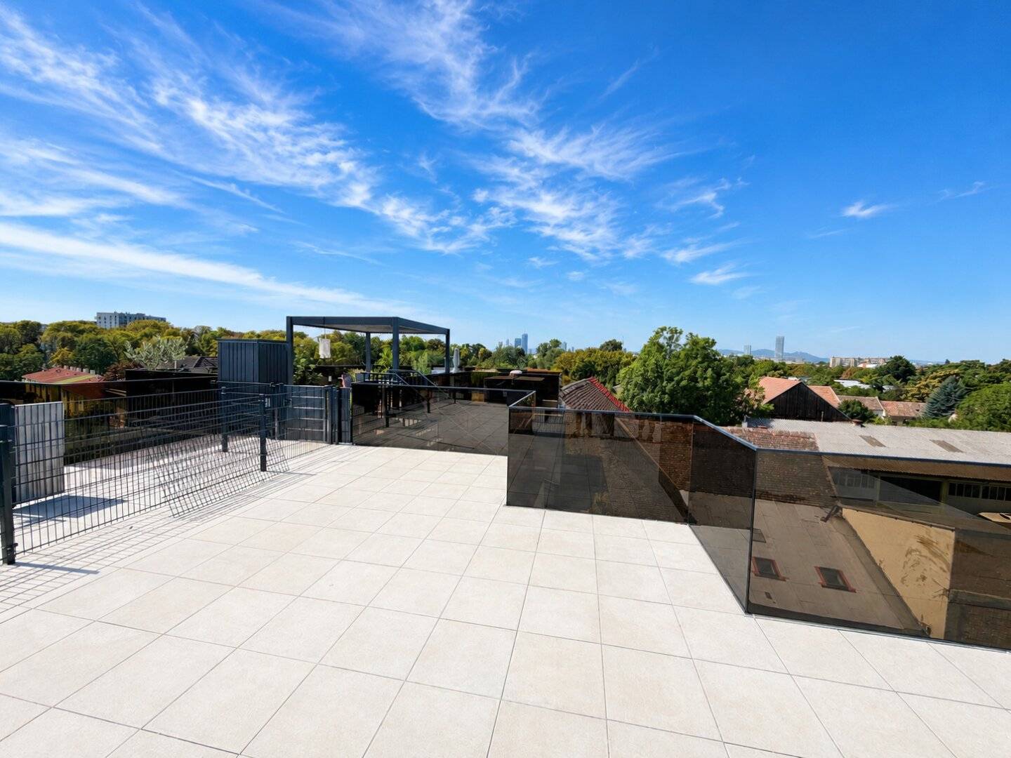 Luxury Living! Penthouse with nearly 30 m² rooftop terrace! Skyline and Kahlenberg view! Garage available