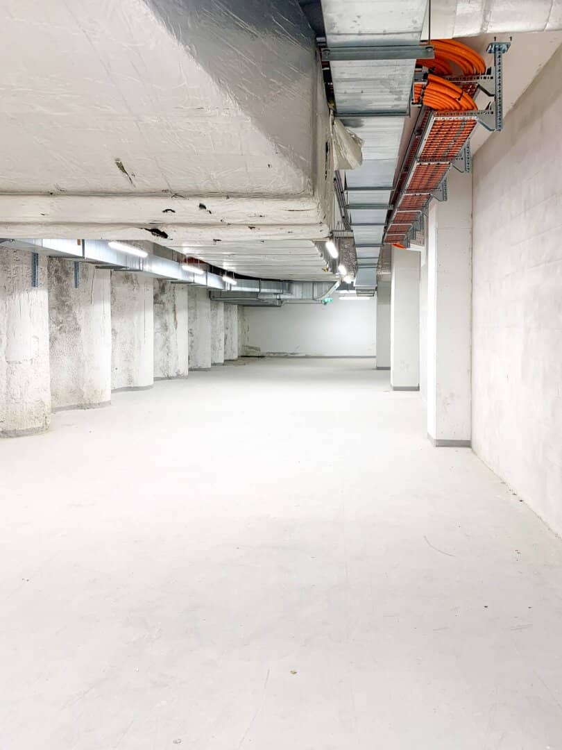 Lagereinheiten im Tiefgeschoss einer modernen Gewerbeimmobilie in Wien