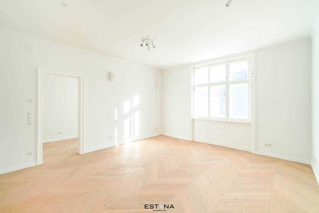 Erstbezug Altbauwohnung mit Balkon und hoher Decke