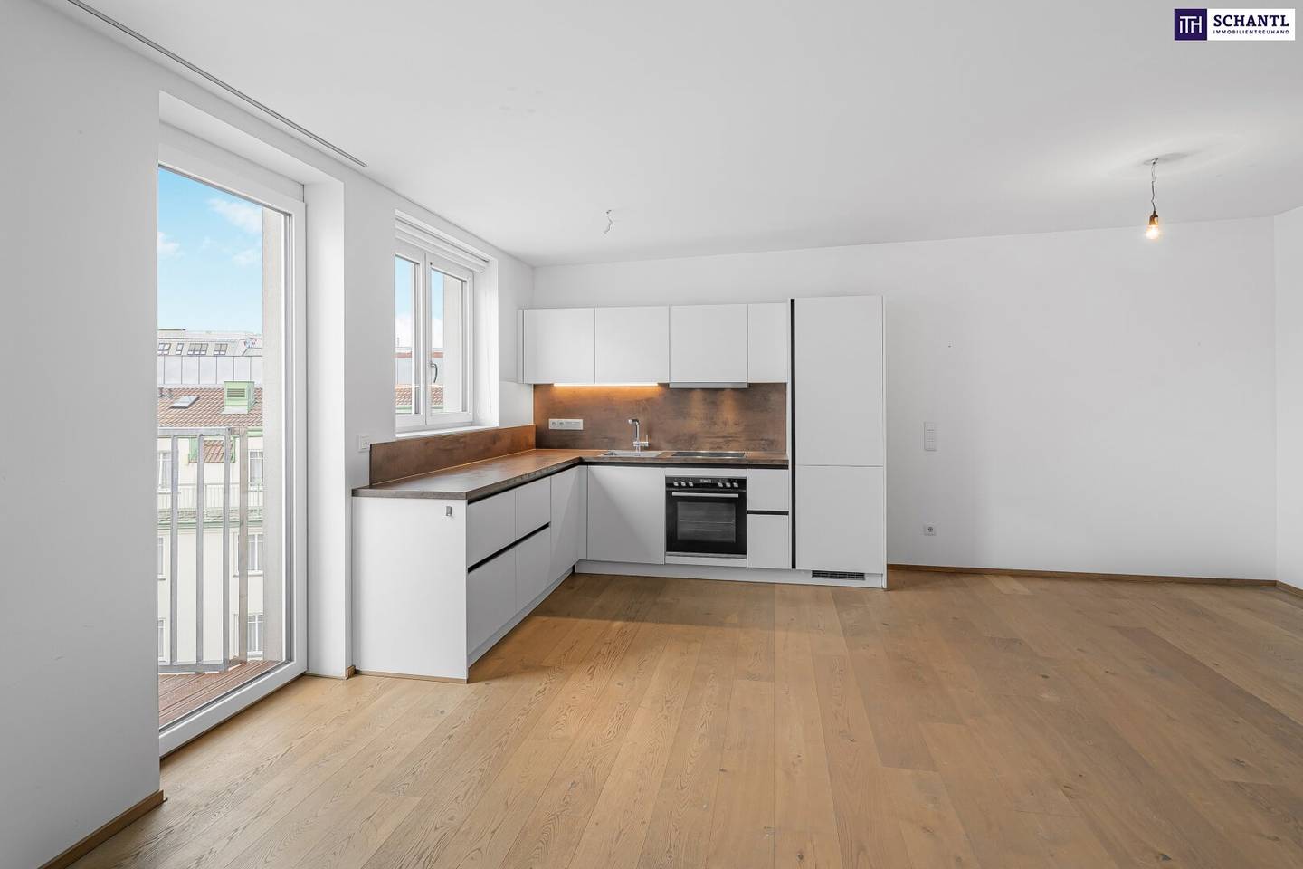 Top floor apartment with courtyard terrace