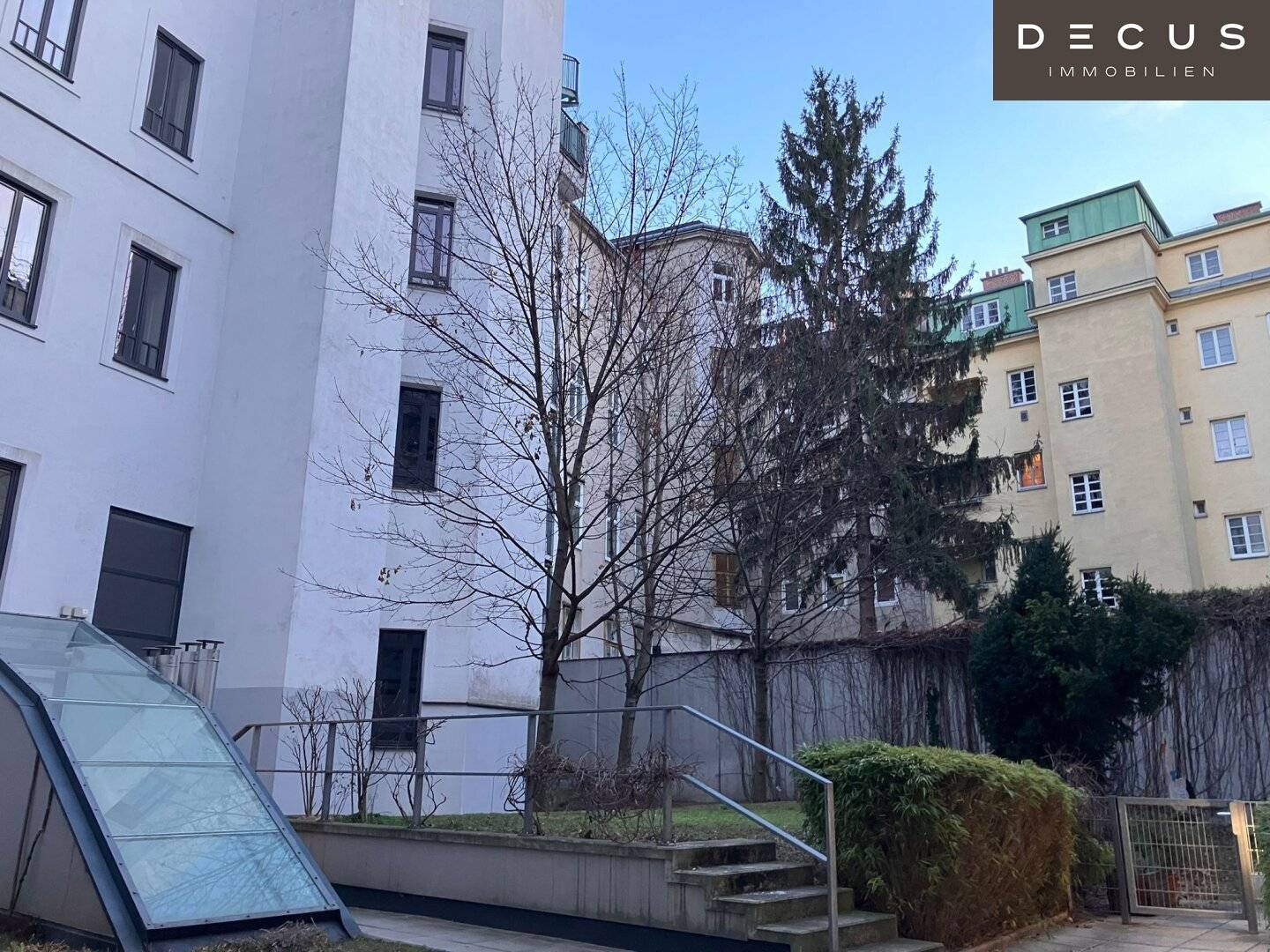 Altbauwohnung mit offener Küche und Bad mit Wanne