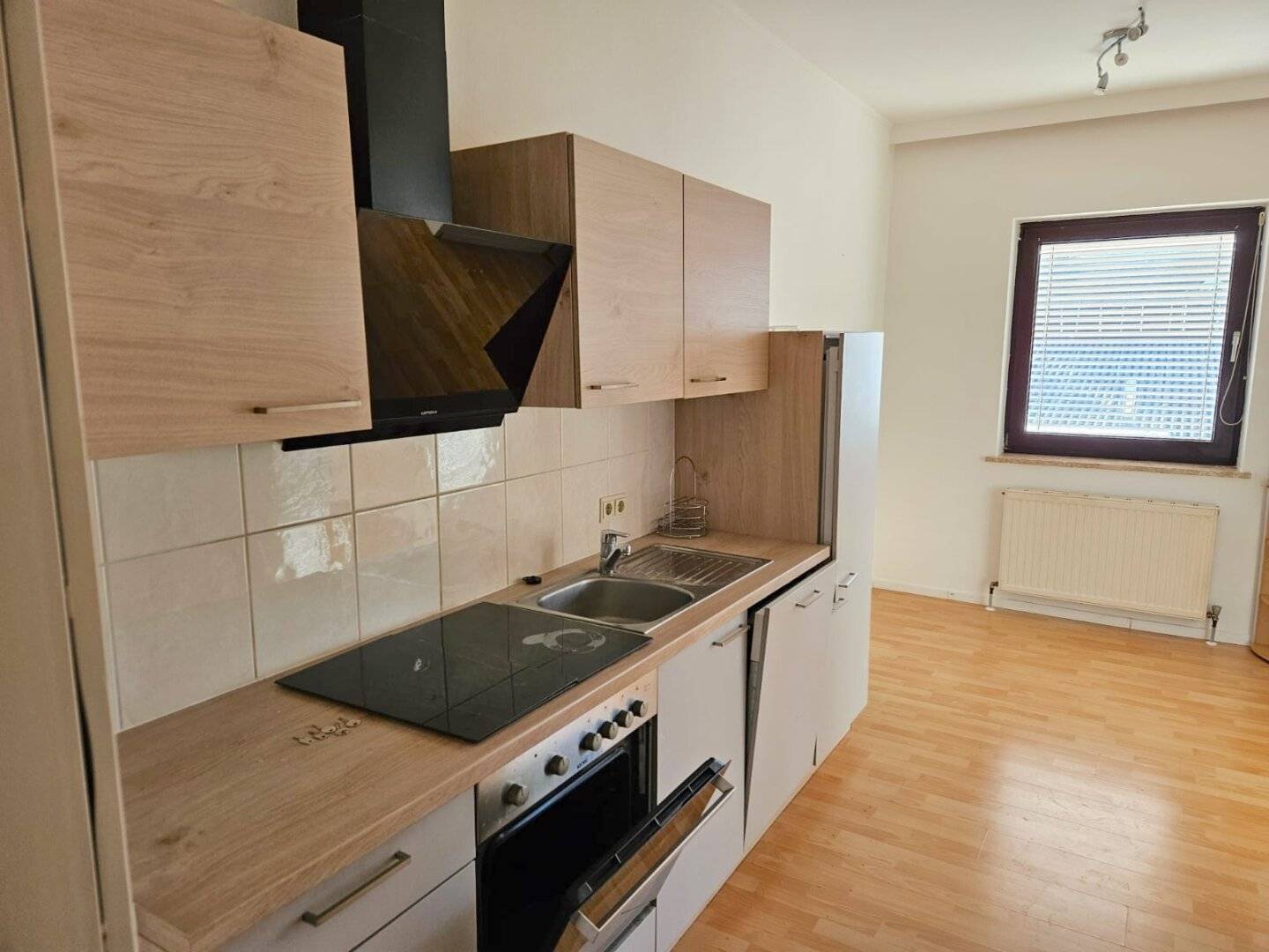 Wohnung mit möblierter Wohnküche und Balkon