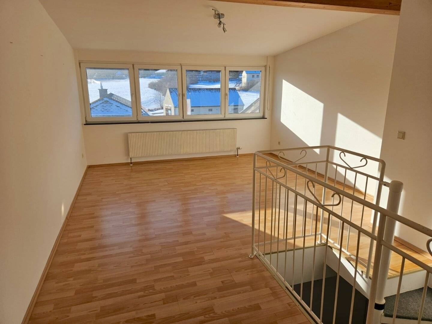 Wohnung mit möblierter Wohnküche und Balkon