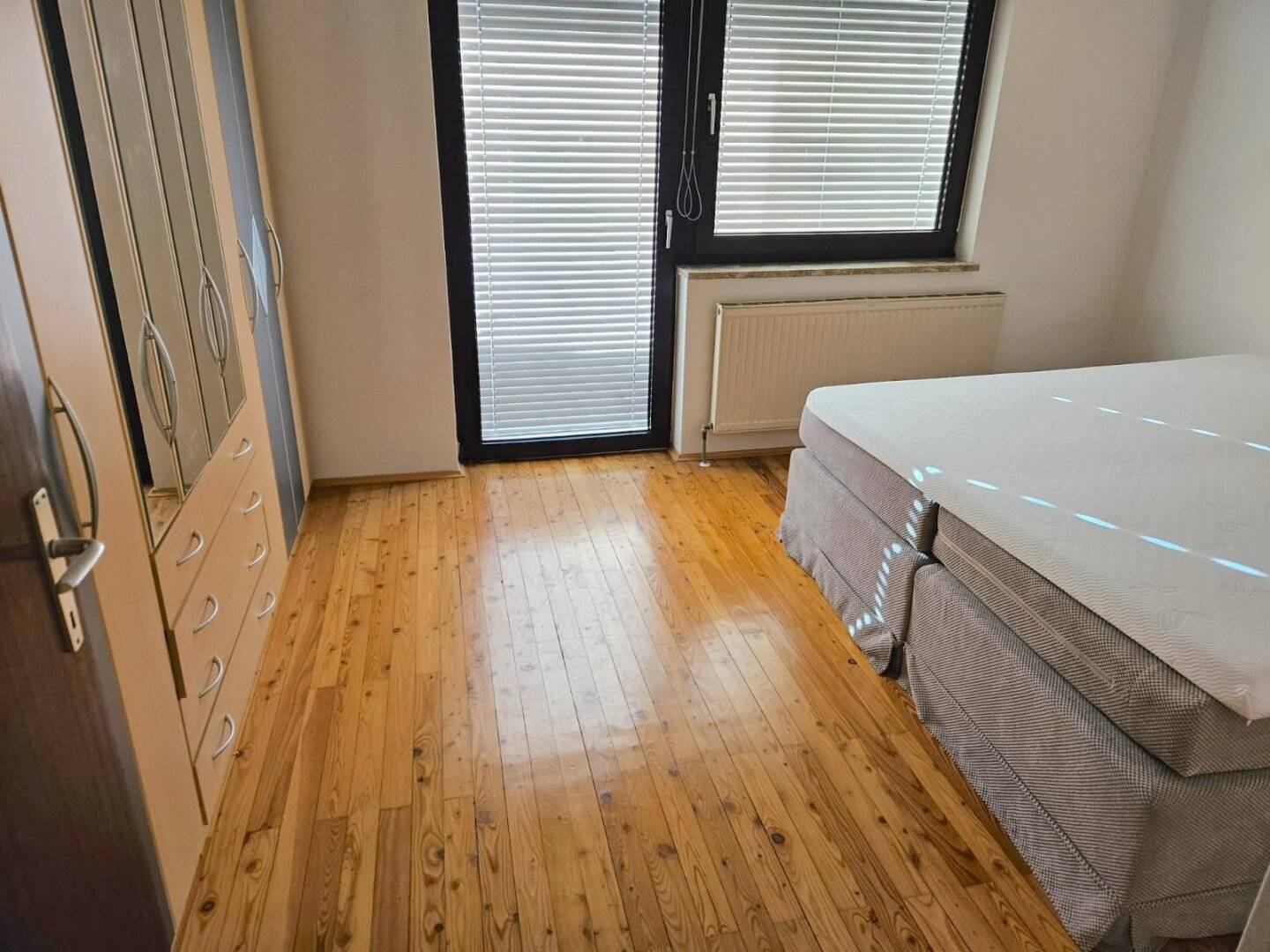 Wohnung mit möblierter Wohnküche und Balkon