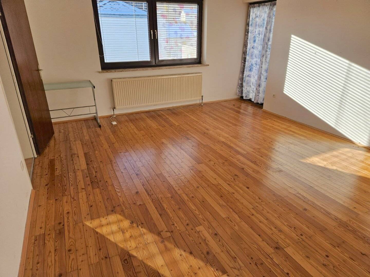 Wohnung mit möblierter Wohnküche und Balkon