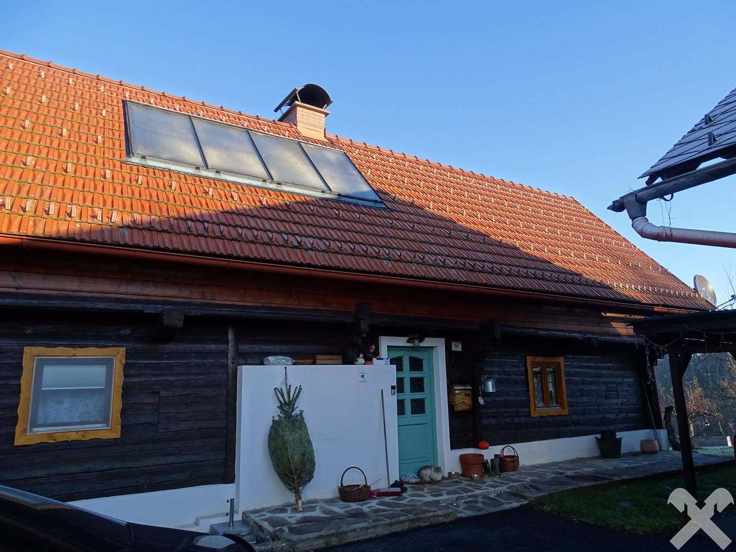Saniertes Holz-Bauernhaus in erhöhter Lage mit großer Gartenfläche