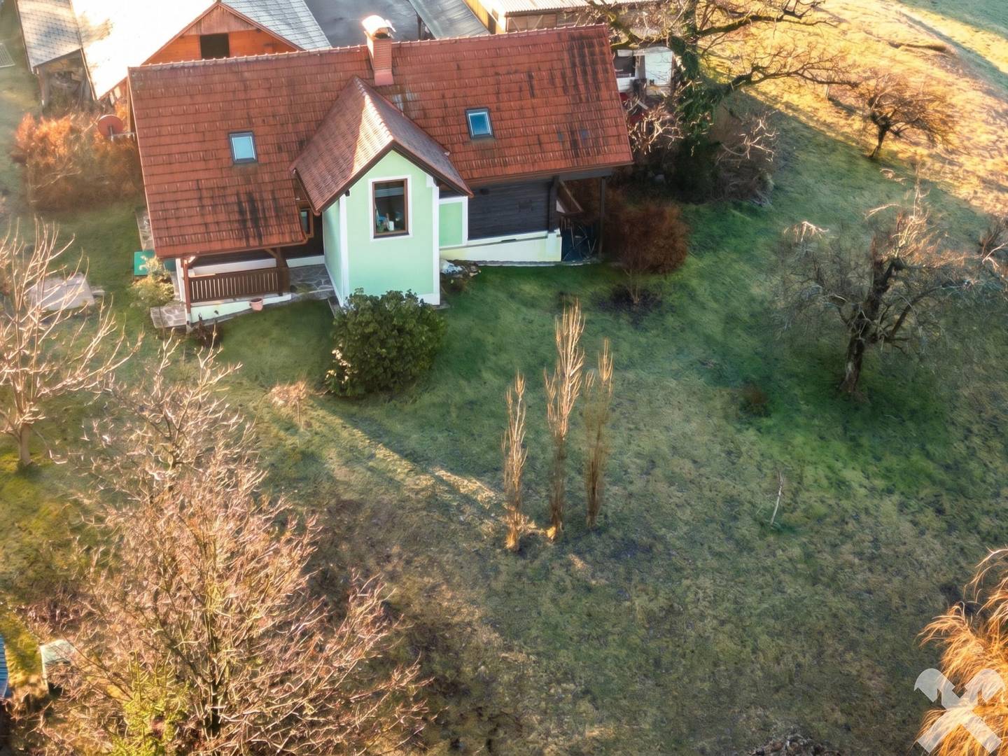 Saniertes Holz-Bauernhaus in erhöhter Lage mit großer Gartenfläche