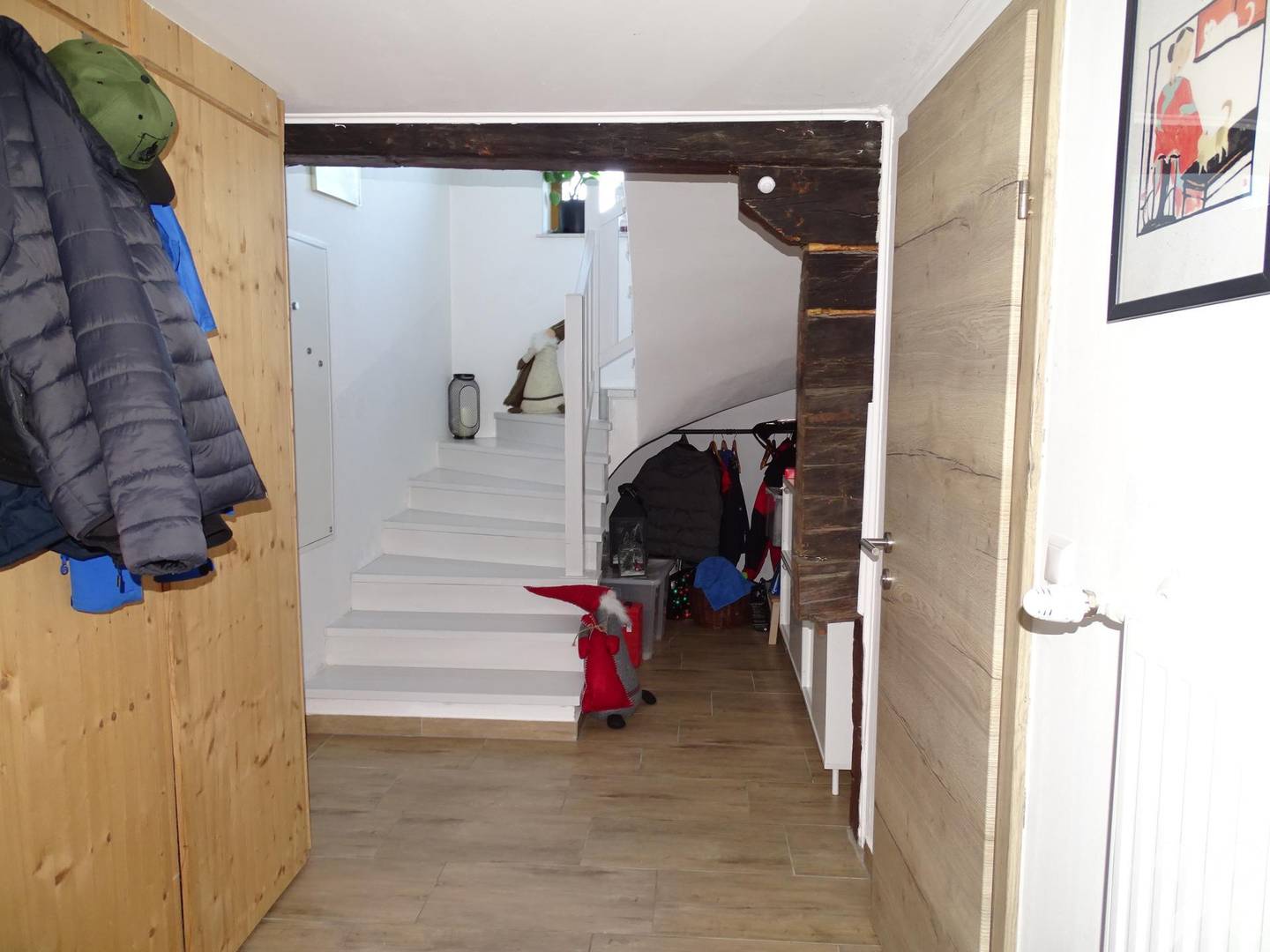 Saniertes Holz-Bauernhaus in erhöhter Lage mit großer Gartenfläche